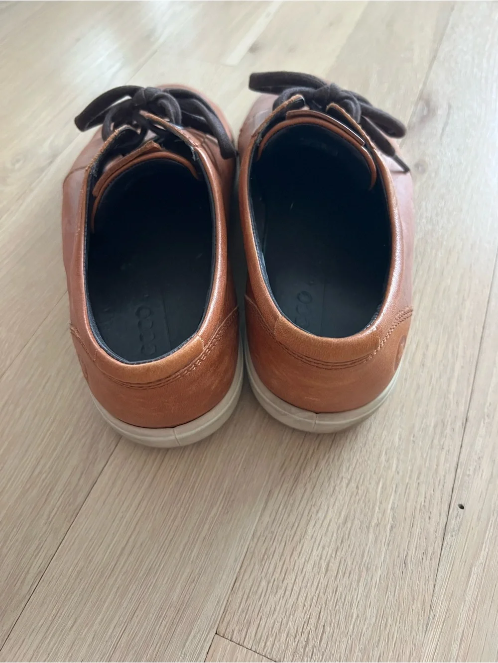 Ecco Men's Tan Leather Derby Shoes with Dark Brown Laces